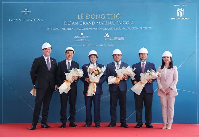 Bà Liên đại hiện cho Masterise Group dự lễ mở màn dự án Grand Marina