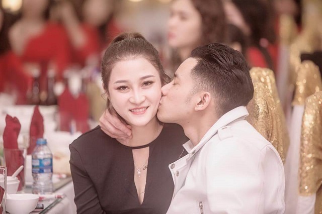 Hình ảnh tình tứ của vợ chồng Lê Bảo Bình